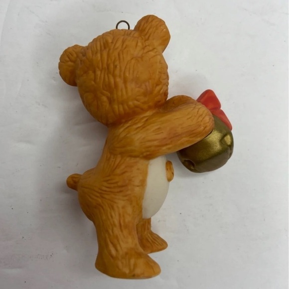 Hallmark 1984 “Cinnamon Bear” Porcelain Keepsake Vintage Ornament - Picture 5 of 9